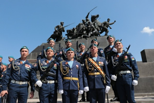 Руслан Лапин (крайний справа) с сослуживцами после парада Победы в Самаре 9 мая 2019 года