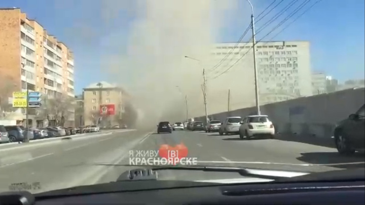 «Настоящий торнадо»: на Бограда стали подниматься пыльные бури с территории Комбайнового завода