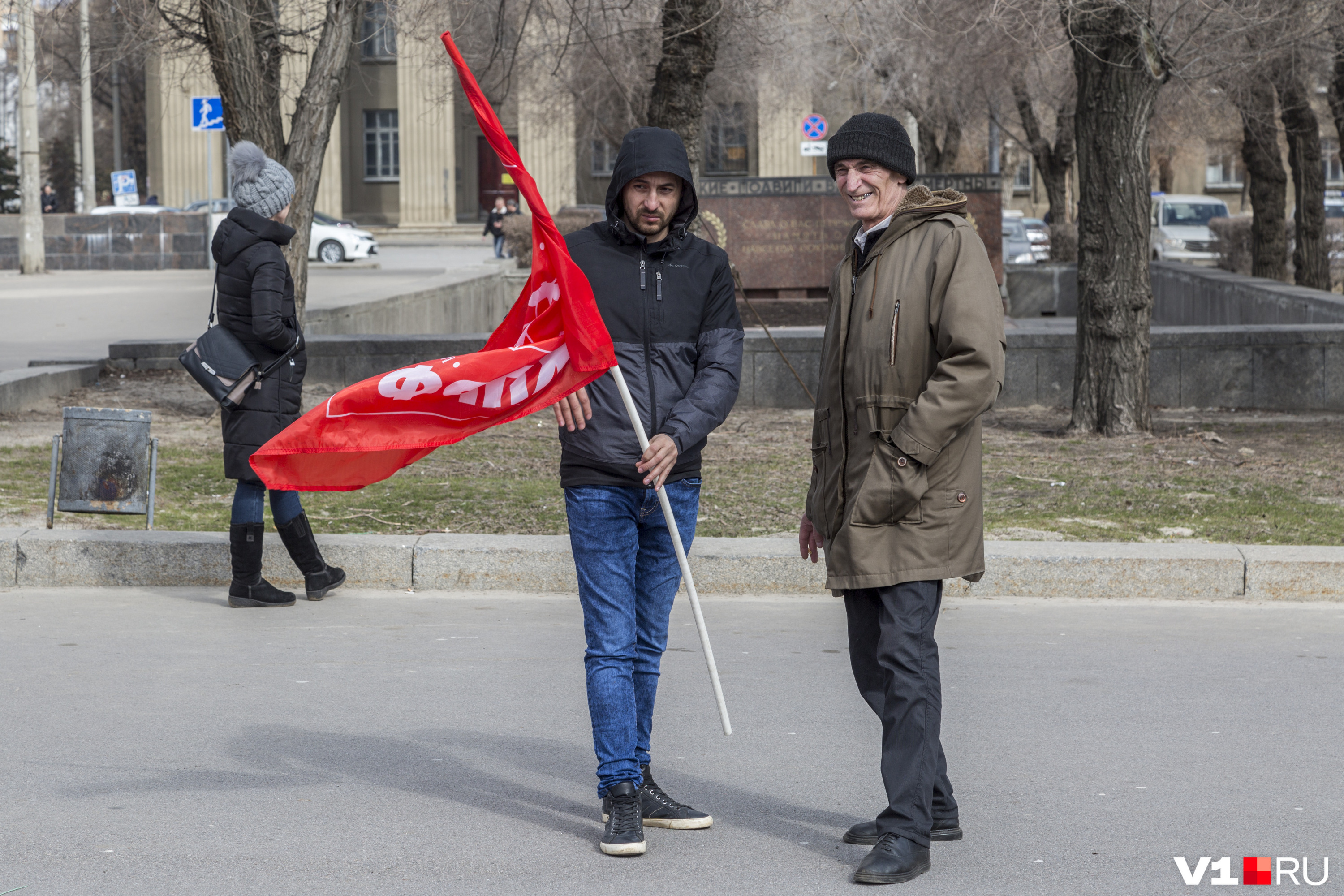 На цивилизованный протест волгоградцы начали собираться раньше полудня На цивилизованный протест волгоградцы начали собираться раньше полудня