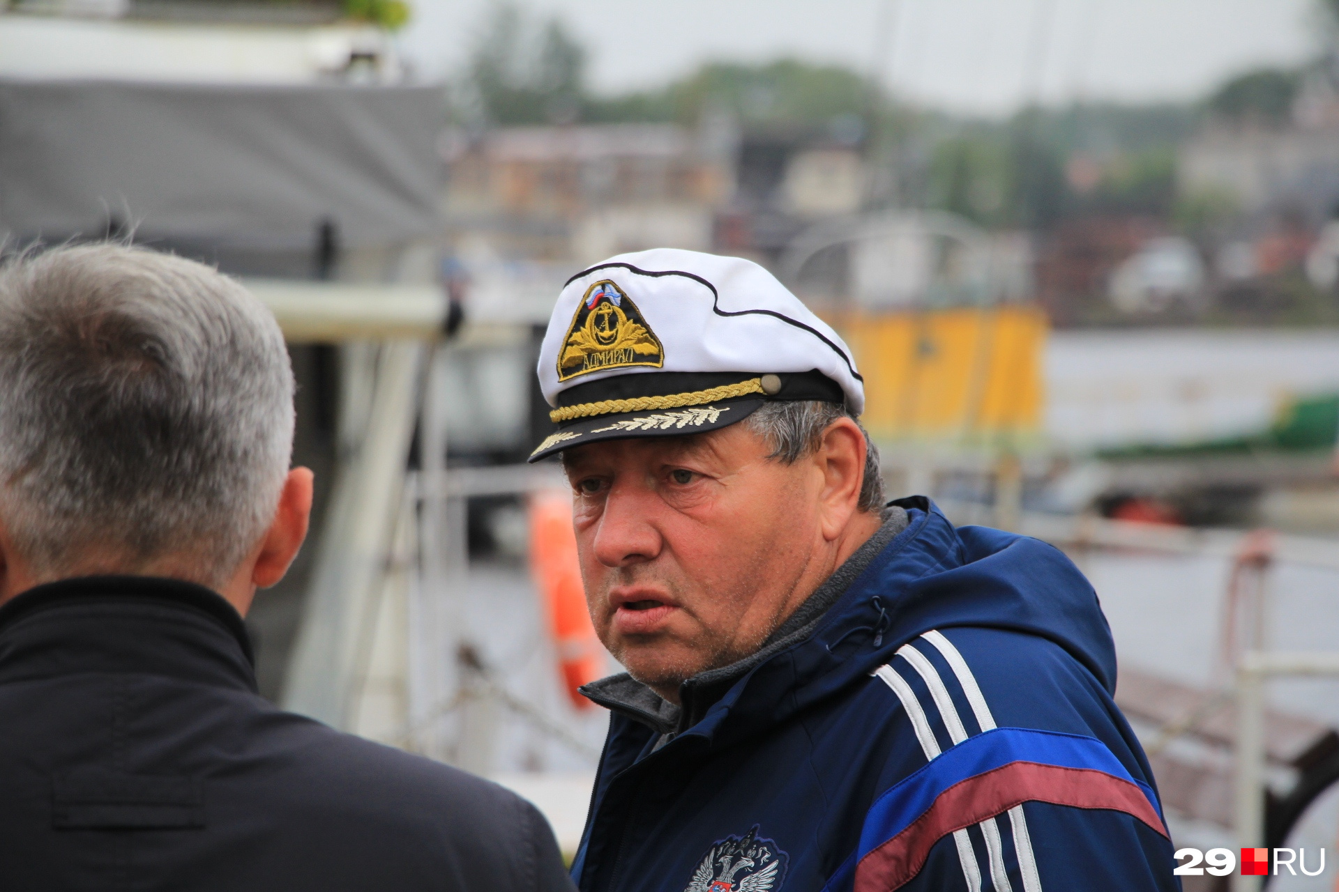 А вот и сам «капитан», говорит, что путешествие по Северной Двине из Великого Устюга в Архангельск — первое и самое масштабное