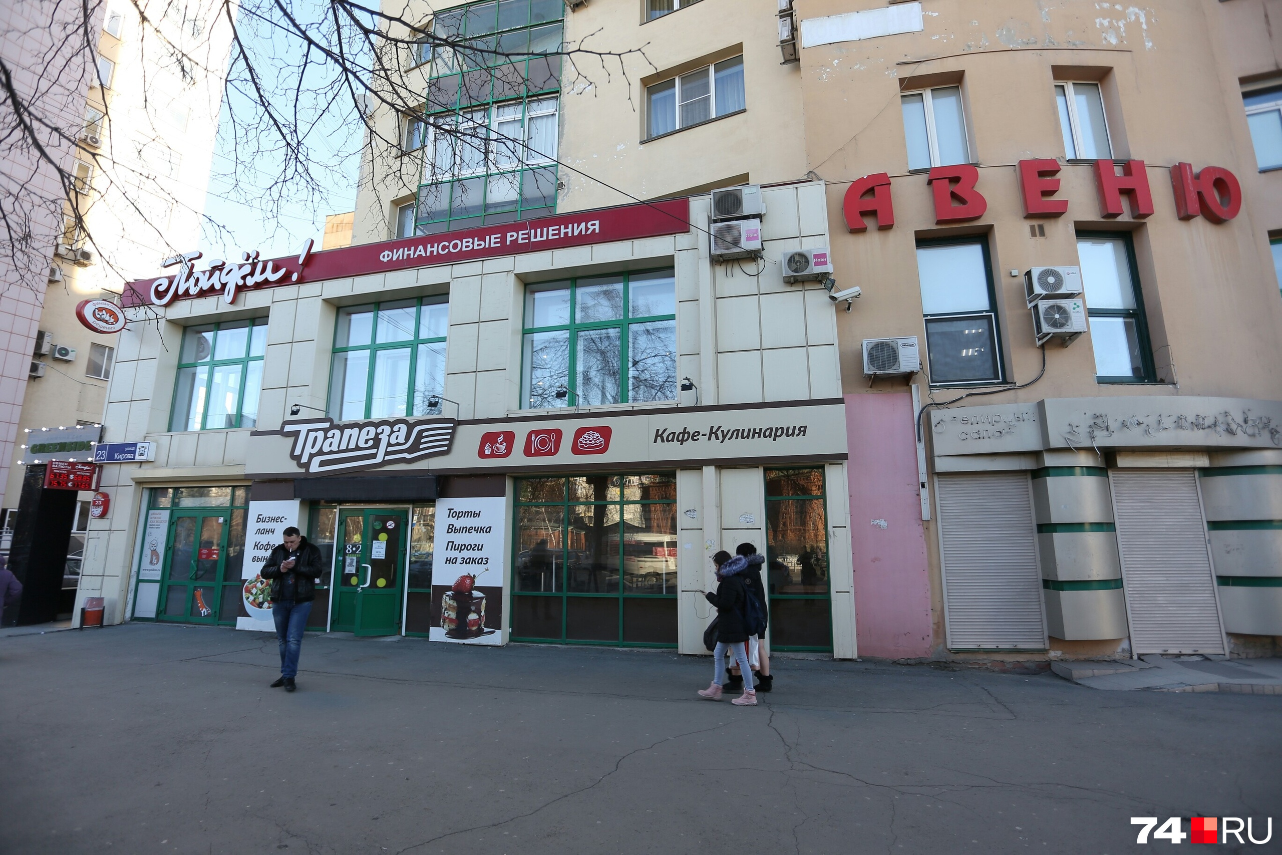 С соседнего дома в конце октября сняли пару щитов. На этом работа там закончилась С соседнего дома в конце октября сняли пару щитов. На этом работа там закончилась