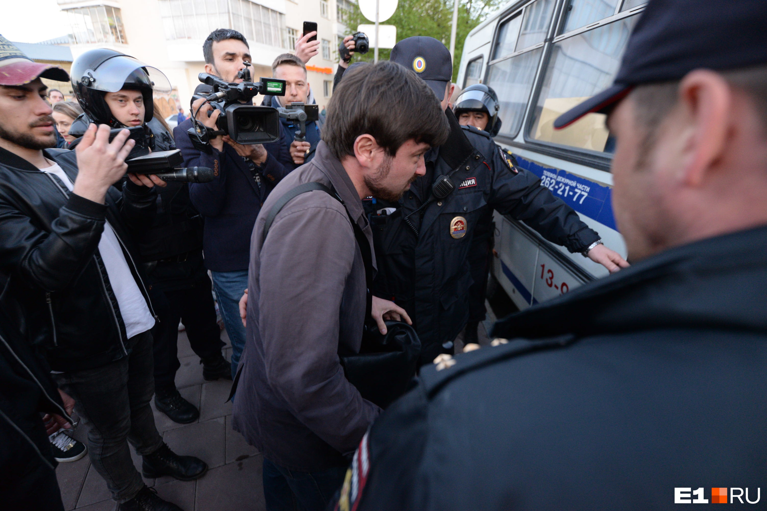 В Екатеринбурге 4 июня 2019 года против защитника сквера возбудили  уголовное дело об оскорблении полицейского - 4 июня 2019 - Е1.ру