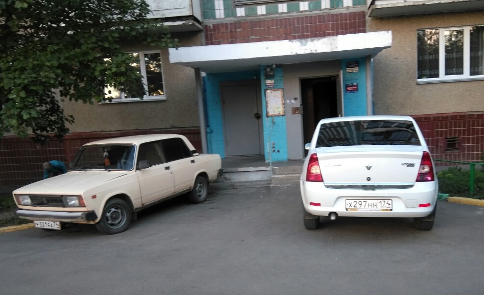 — Выходить с коляской из подъезда очень «удобно», — грустно иронизирует жительница дома. — ГИБДД пишет, мол, нарушений не видно... Сам «баран» громко визжит и матерится, дескать, всегда так ставлю — Выходить с коляской из подъезда очень «удобно», — грустно иронизирует жительница дома. — ГИБДД пишет, мол, нарушений не видно... Сам «баран» громко визжит и матерится, дескать, всегда так ставлю