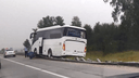 Видео: на Северном объезде автобус повис на дорожном ограждении