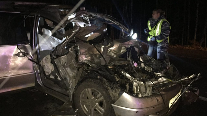 «Тойота» столкнулась с груженным лесом трактором: водитель и пассажирка погибли на месте