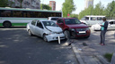 Две иномарки вылетели на
тротуар после аварии на Красном проспекте