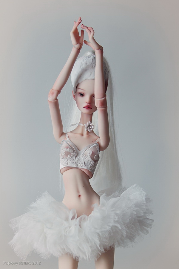 Кукла из коллекции, посвященной балету «Лебединое озеро»