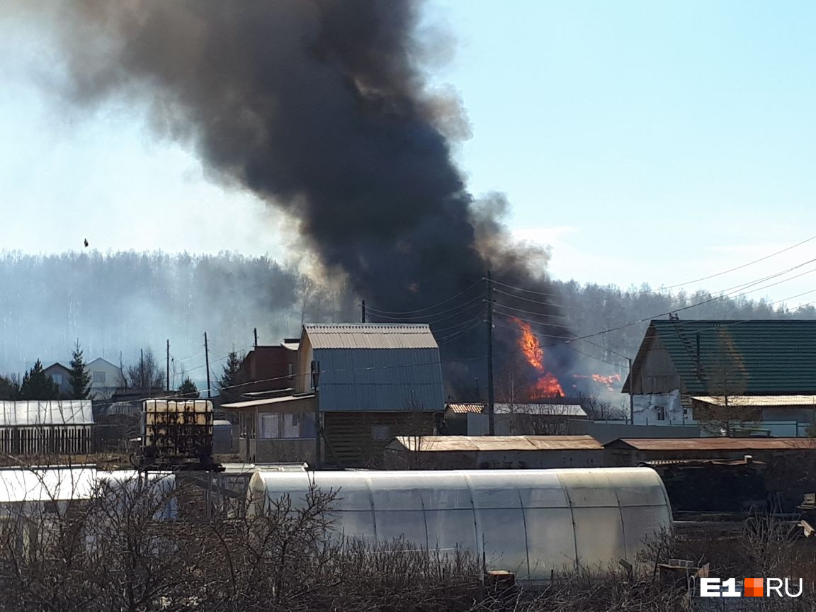 Пламя в считанные секунды перекинулось на постройки коллективного сада «Ветеран». Сгорели две бани. 