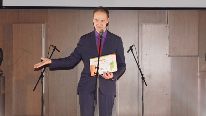 Звание «Учитель года» и премию в 100 тысяч получил педагог из Ачинска