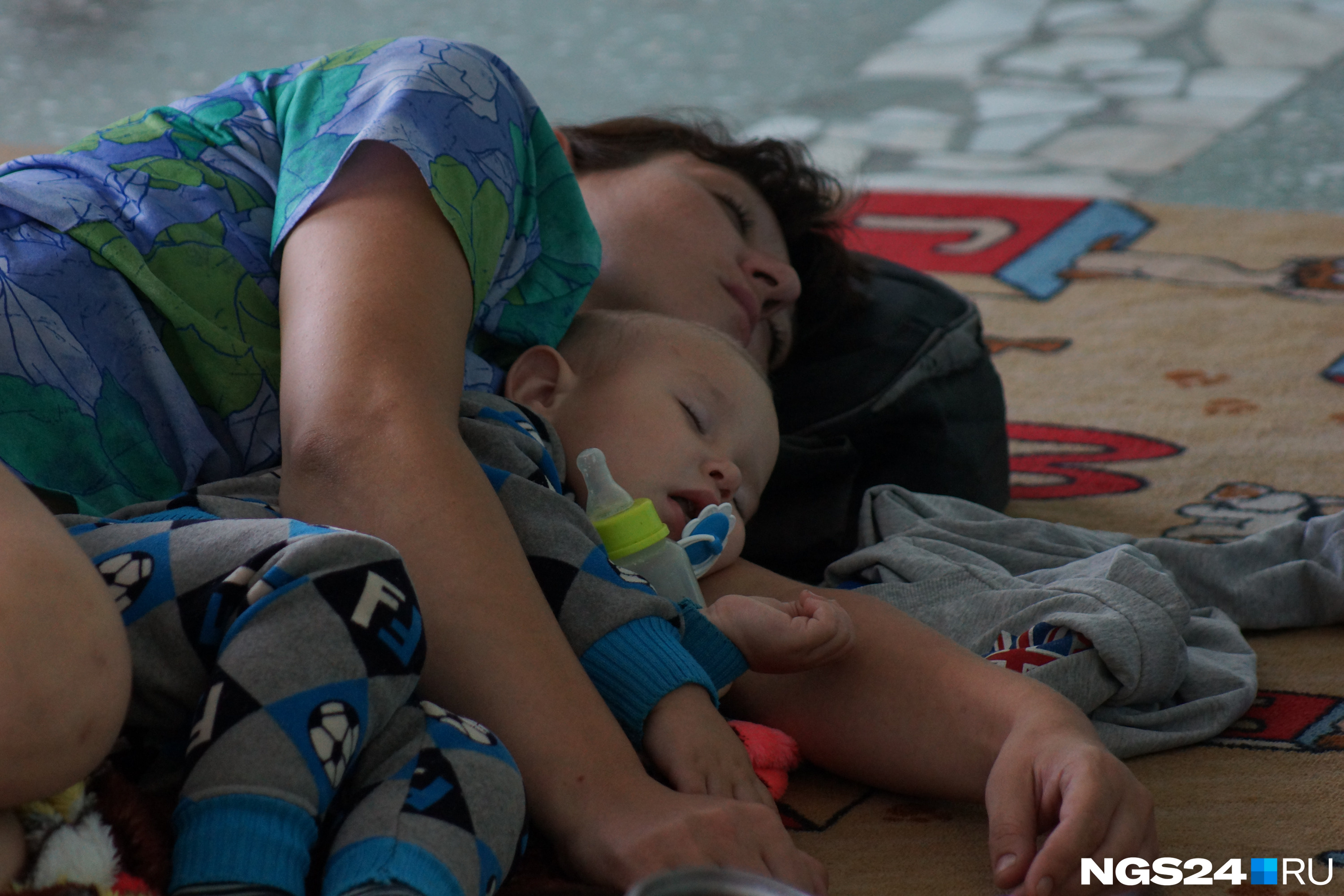 Даже семьям с маленькими детьми приходилось спать на полу
