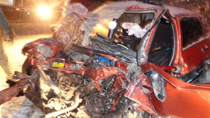 Лобовая авария: на трассе в Башкирии легковушка протаранила грузовик