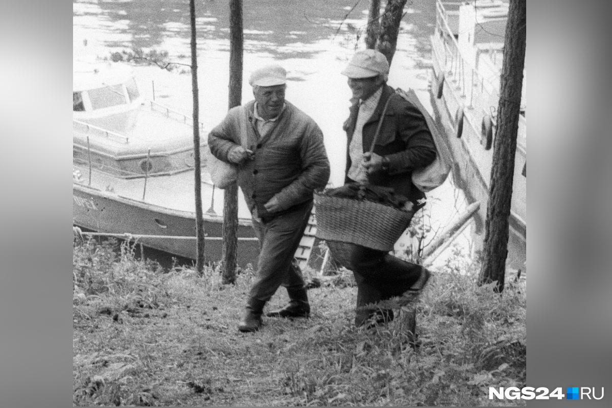 Архивное фото, на котором Виктор Петрович возвращается с рыбалки 