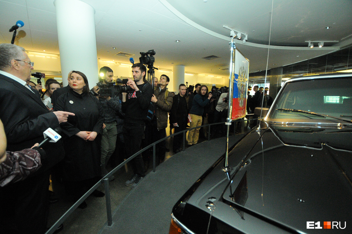 Жириновский уверен, что ЗИЛ надёжнее, чем Mercedes, но сам ездит на Maybach Жириновский уверен, что ЗИЛ надёжнее, чем Mercedes, но сам ездит на Maybach