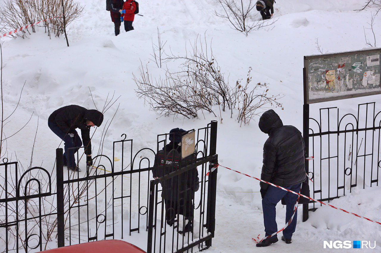Полиция продолжает работу на месте убийства Полиция продолжает работу на месте убийства