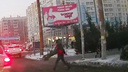 «Стырил ёлку и ушёл»: в Челябинске на видео попали воришки новогодних деревьев