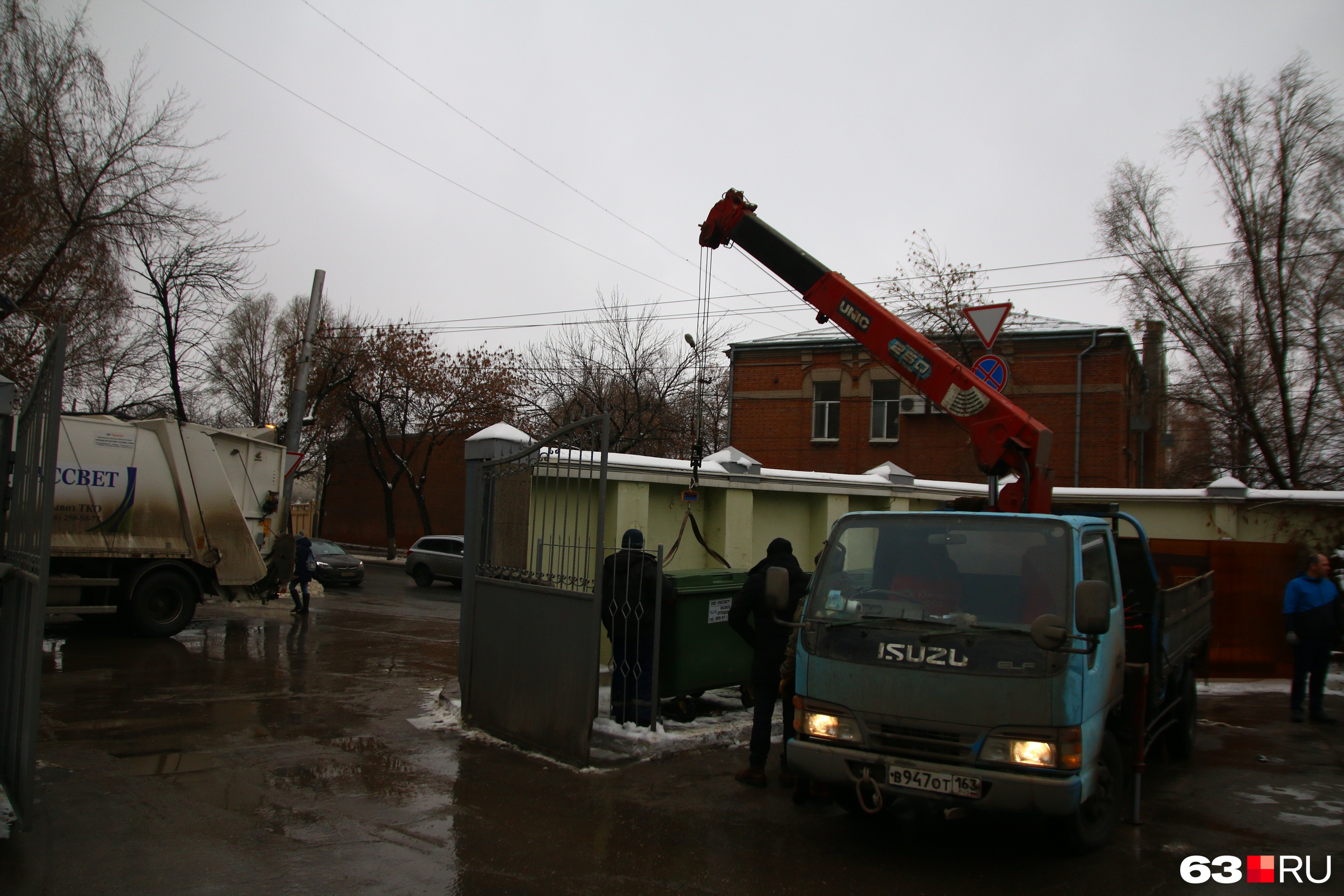 Для работы используют автокран Для работы используют автокран