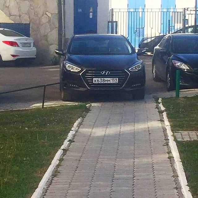 Машина мешает проходу уже больше недели Машина мешает проходу уже больше недели