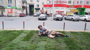 «Если украдут, уеду отсюда»: челябинец на свои деньги постелил газон в центре города