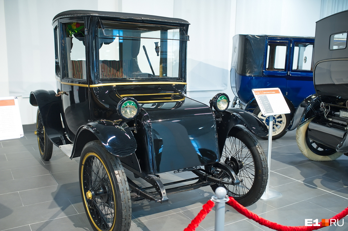 Это электрокар! Milburn Electric 27L Brougham, выпущенный в 1919 году, за 100 лет до появления Tesla. Всего было выпущено более 4000 электромобилей Это электрокар! Milburn Electric 27L Brougham, выпущенный в 1919 году, за 100 лет до появления Tesla. Всего было выпущено более 4000 электромобилей