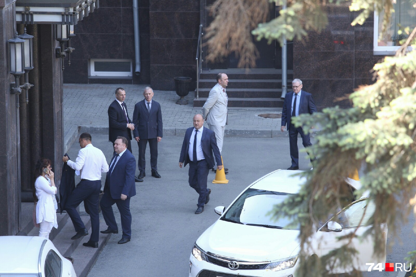Члены правительства прибывают на послание на служебных машинах, хотя идти от администрации области максимум минут пять Члены правительства прибывают на послание на служебных машинах, хотя идти от администрации области максимум минут пять