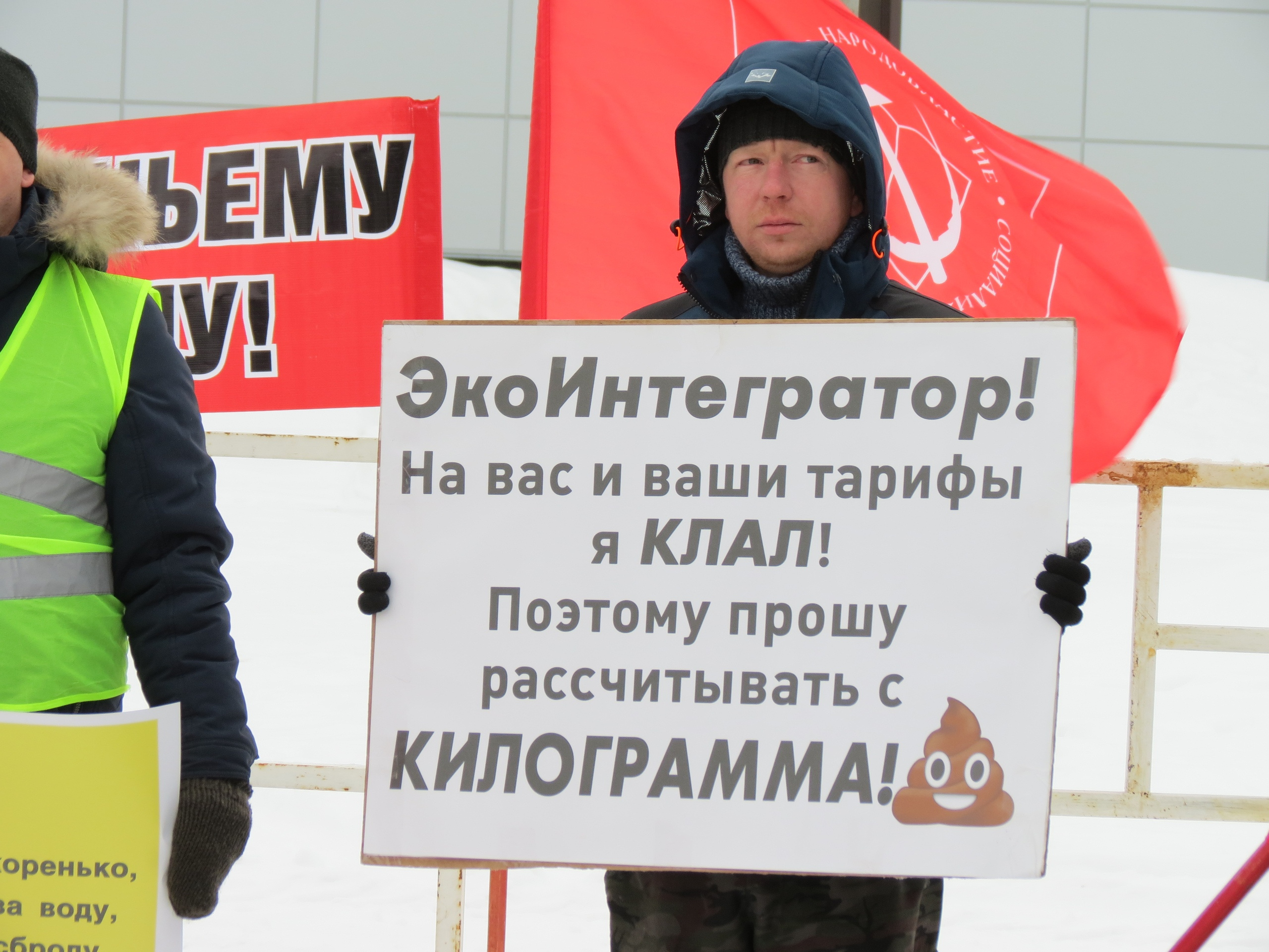 А этот плакат знаком нам еще <a href="https://29.ru/text/gorod/66462853/" target="_blank" class="_">с массового пикета в Котласе</a> А этот плакат знаком нам еще <a href="https://29.ru/text/gorod/66462853/" target="_blank" class="_">с массового пикета в Котласе</a>