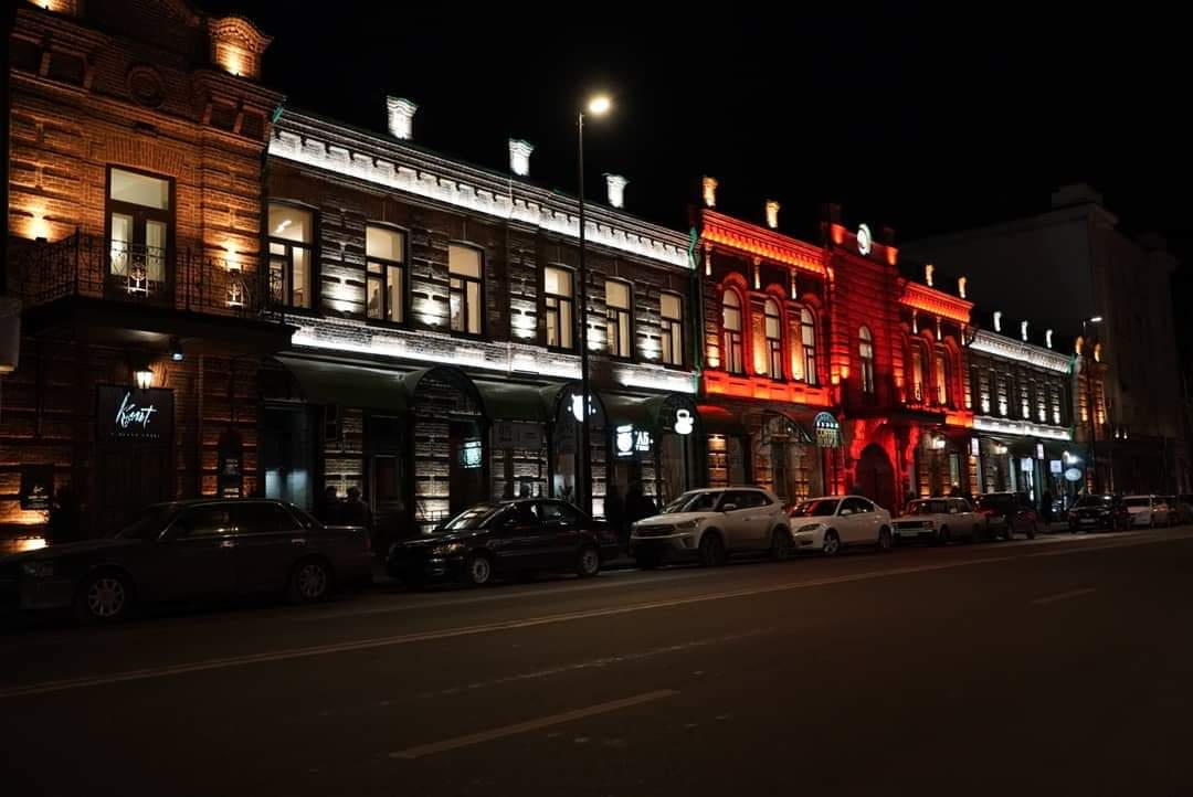 Доходный дом Семёнова и Романова светится ярко-красным
