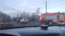 На несколько часов перекрыл движение: в Ярославле грузовик с прицепом развернуло поперёк дороги