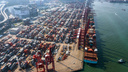 «Много-много контейнеров»: новосибирец снял порт Гонконга с высоты