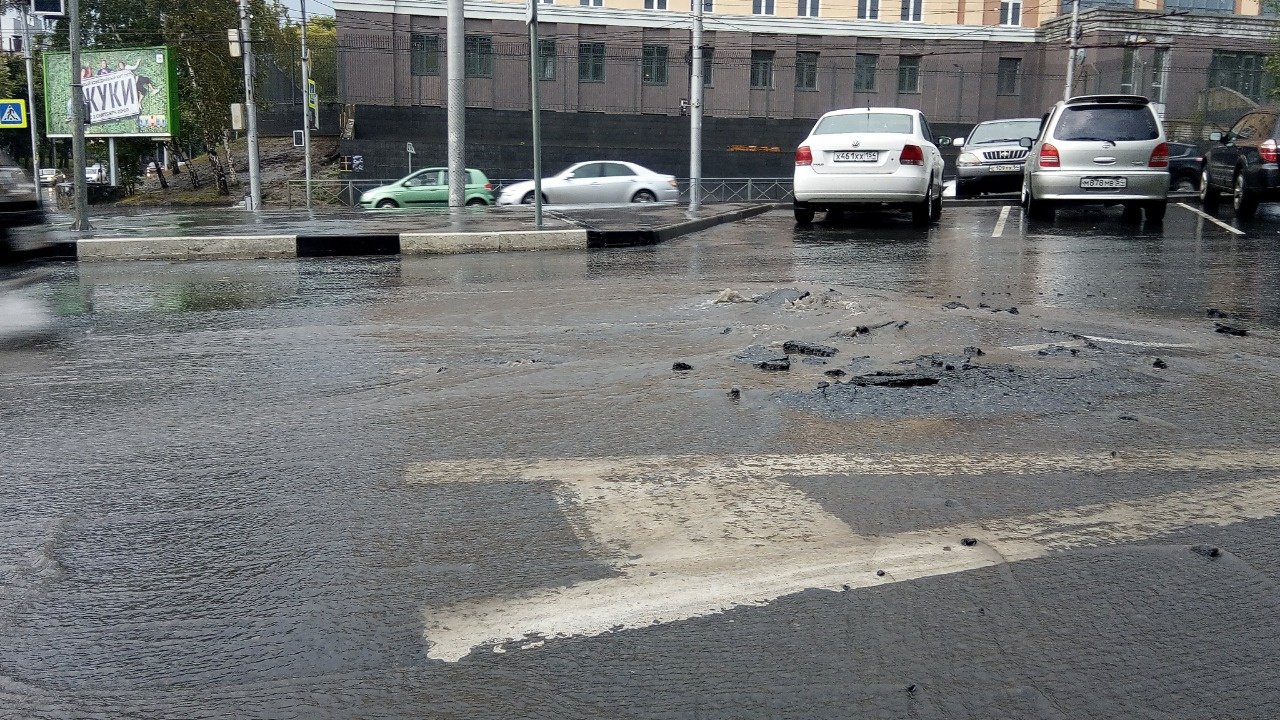 В добавление к воде от ливня на Красном проспекте появился фонтан В добавление к воде от ливня на Красном проспекте появился фонтан