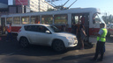 Заблокировали Московское шоссе: на Ново-Вокзальной столкнулись трамвай и «Тойота»
