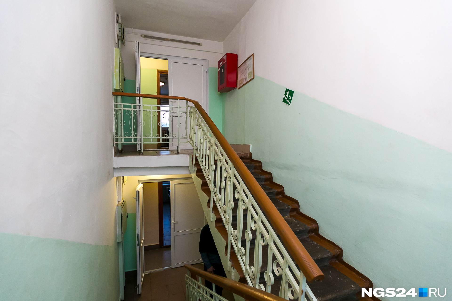 Парни и девушки живут в общежитии на разных этажах