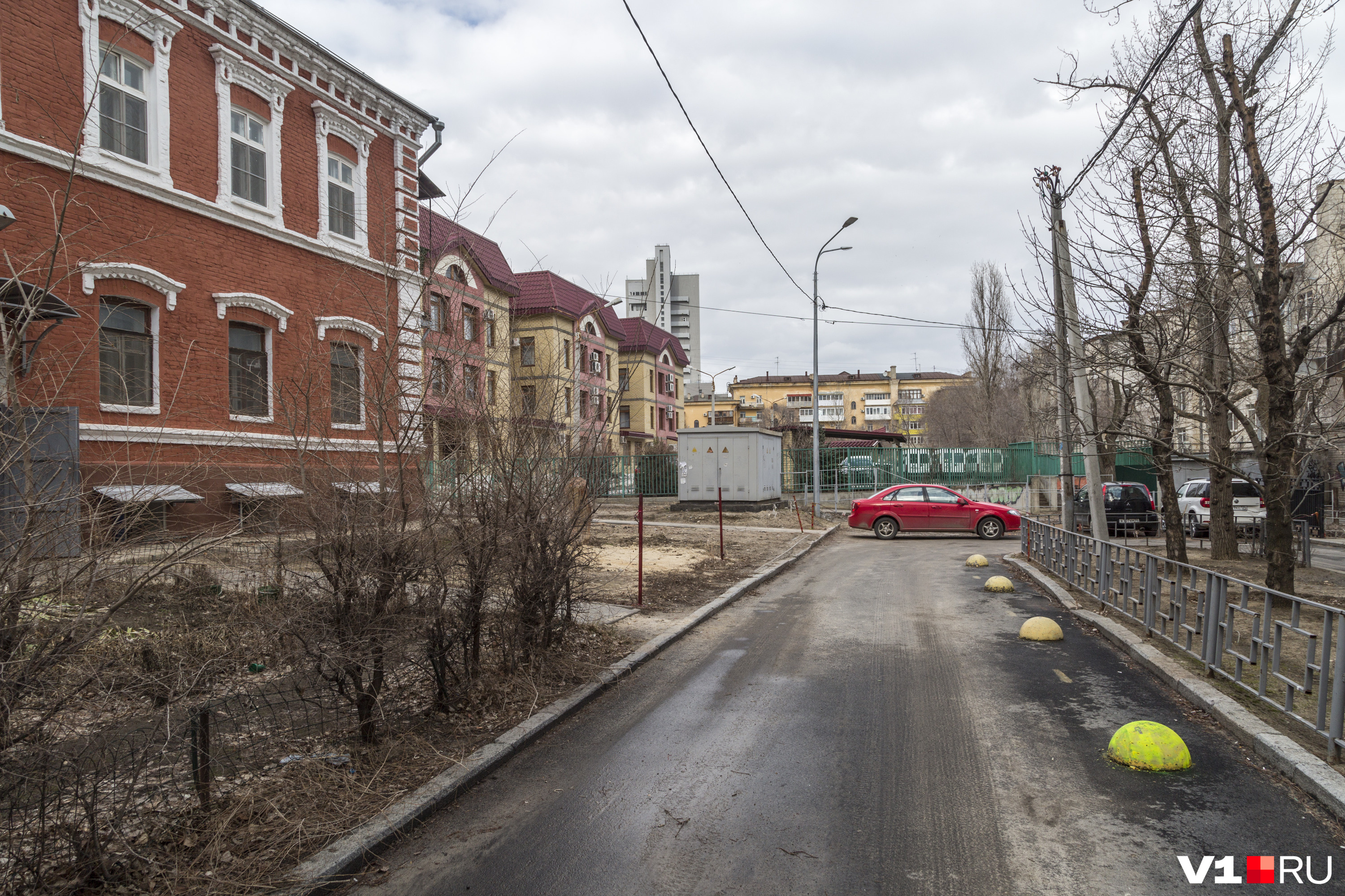Чем эти ограждения мешают чиновникам, сказать трудно Чем эти ограждения мешают чиновникам, сказать трудно