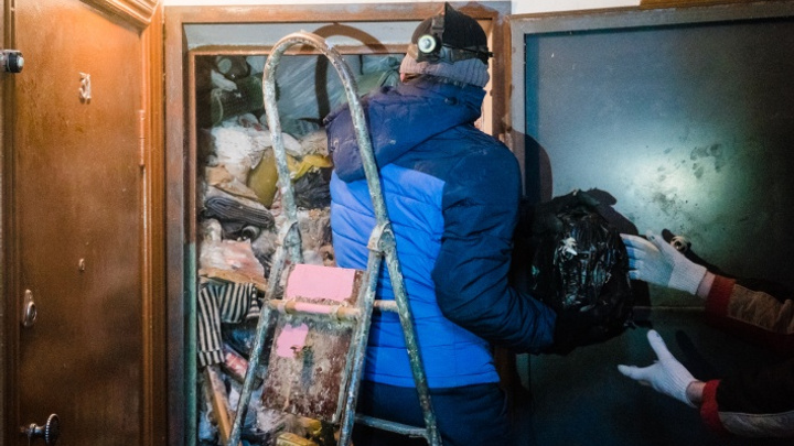 Надышались ядом: в Перми отравились рабочие, которые расчищали от мусора квартиру на Крупской