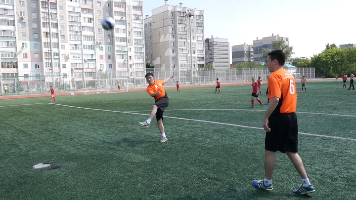 «Чекань за наших!»: полицейские из Челябинской области приняли участие в футбольном флешмобе