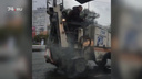 «Опять чинят в дождь»: челябинцы сняли на видео, как дорожники работают на Братьев Кашириных