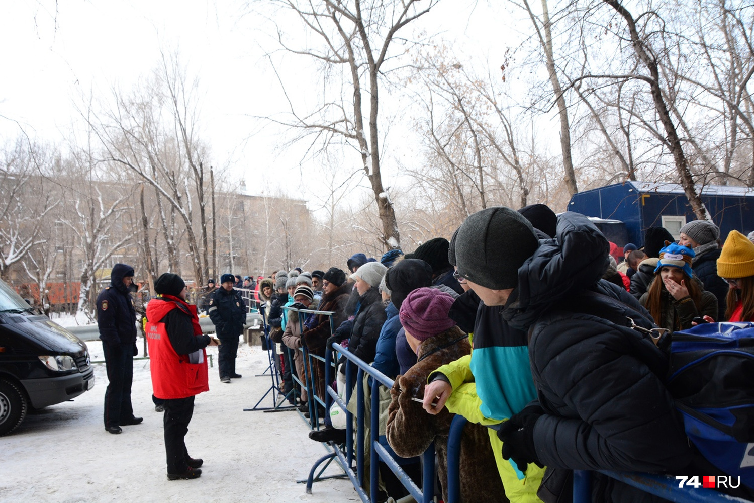 Людей запускали в квартиры по очереди Людей запускали в квартиры по очереди
