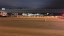 Водитель «Лады» развернулся посреди Октябрьского моста: его пассажиры попали в реанимацию