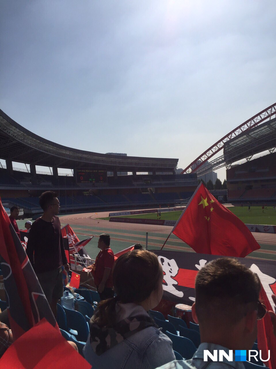 О социализме в Китае мало что напоминает, помимо комендантского часа и красных флагов повсюду<br>
