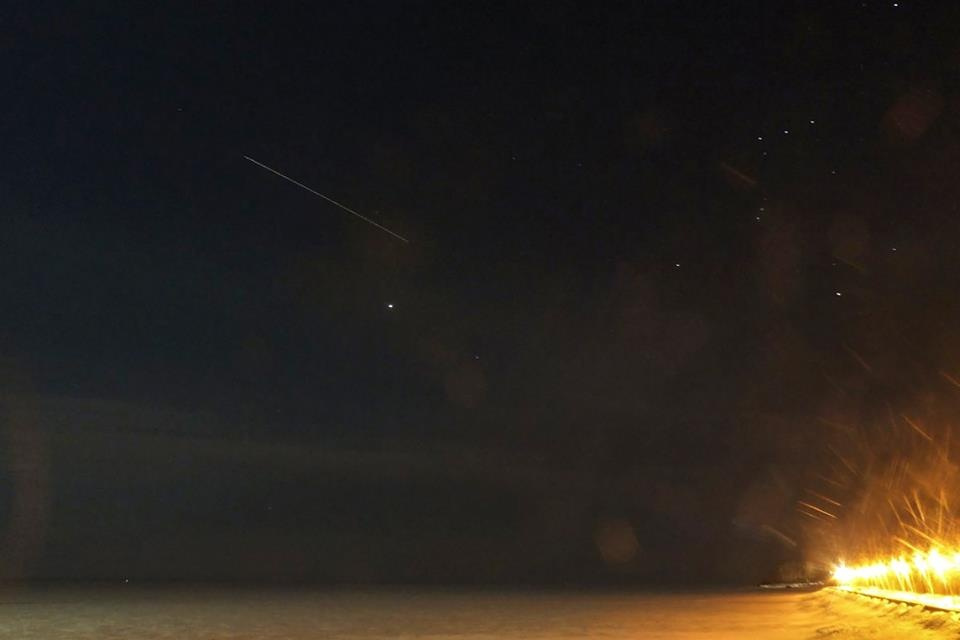 Это фото МКС было сделано в марте 2018 года. Траектория станции — светлый отрезок слева от центра снимка 