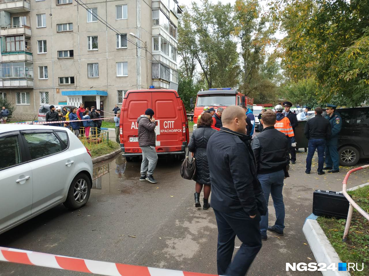 Место взрыва огорожено сигнальной лентой Место взрыва огорожено сигнальной лентой