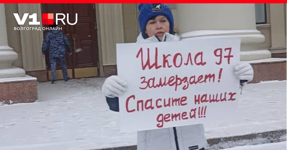 Дети на перемене. Подростки идут в школу. Подростки идут в школу. Дети бегут в школу. Ученики каникулы.