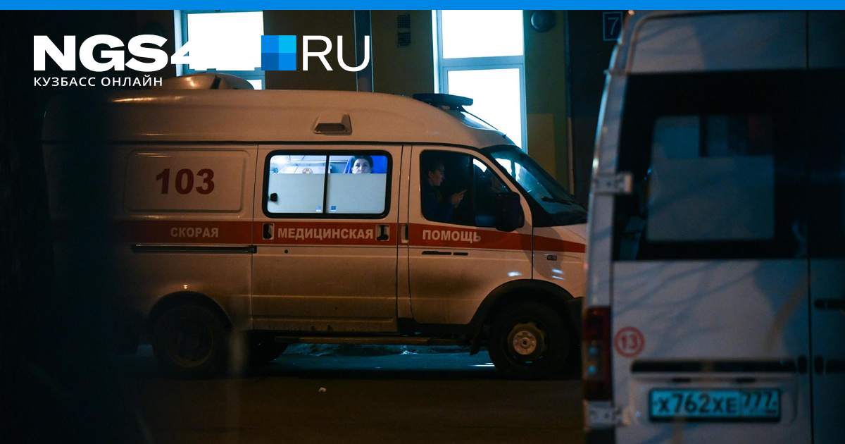 Женщину придавило вывеской спортмастер