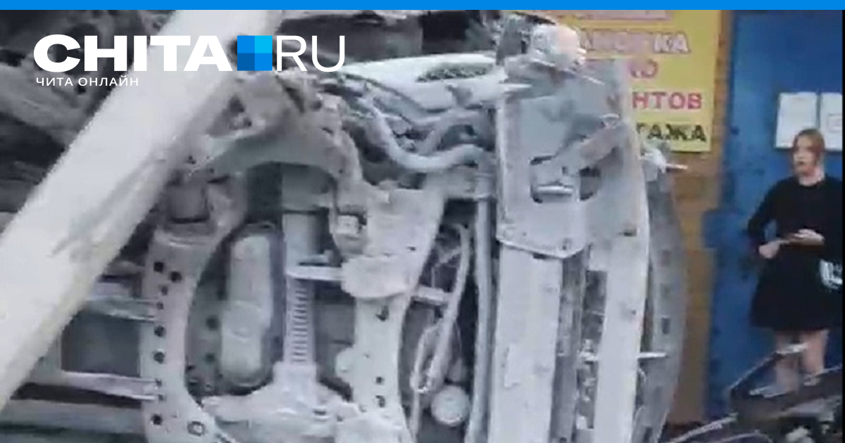 «Лексус» снес столб возле Дома быта в Чите и упал на бок — видео - 22 ...