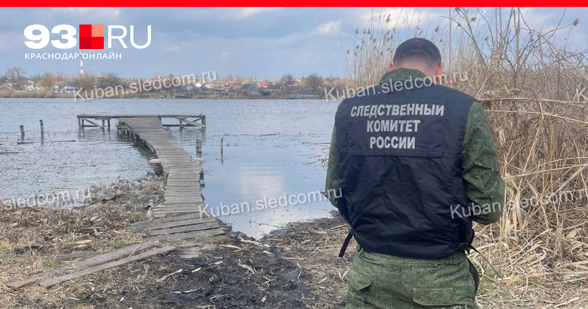 мужчина в лодке. мальчики на речке. найден мальчик в лодке. найден мальчик в лодке. путешествие по реке.