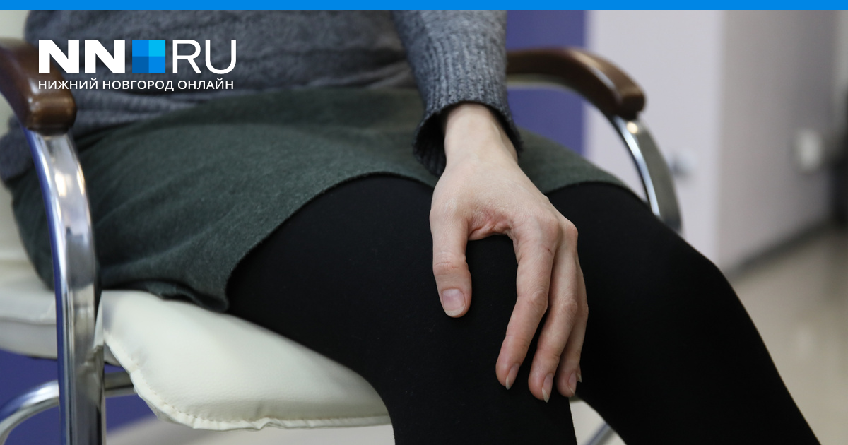 Ортопедическая реабилитация пациентов. Врач осматривает суставы. Боль в колене. Врач осматривает колено. Реабилитация после травмы.