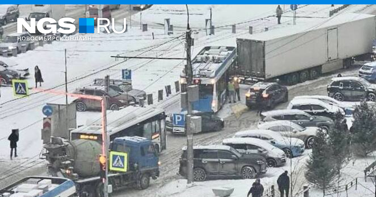 Видео аварии Mercedes, залетевшего в подземный переход в Челябинске - 13 мая - ру