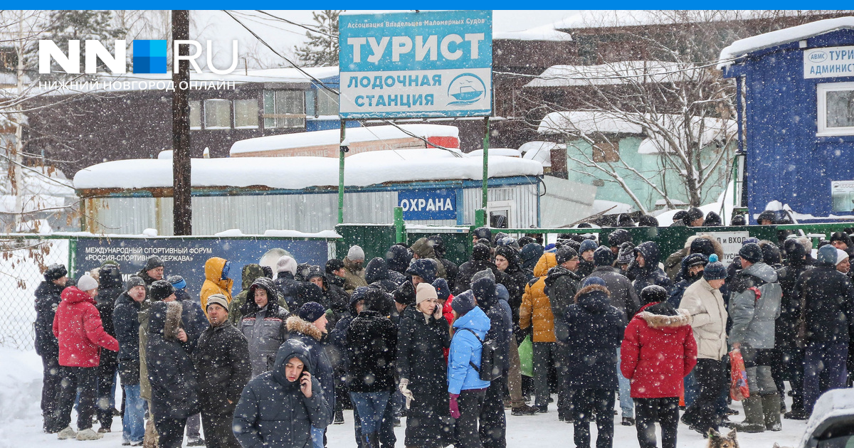 Бизнесмен идет. Офис менеджер. Почему люди идут работать. Человек толпы. Зачем человек трудится.