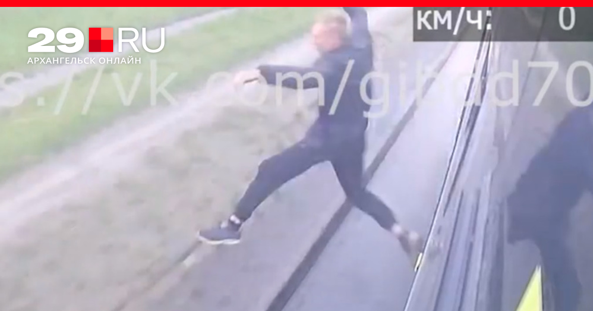 пассажир вышел на ходу. пассажир вышел на ходу. выпал из машины на ходу. пассажир вышел на ходу. прыжок из автомобиля.