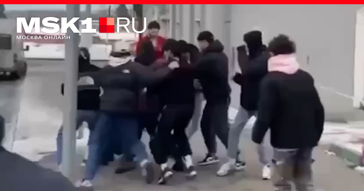 Русского пацана толпой избивают таджики