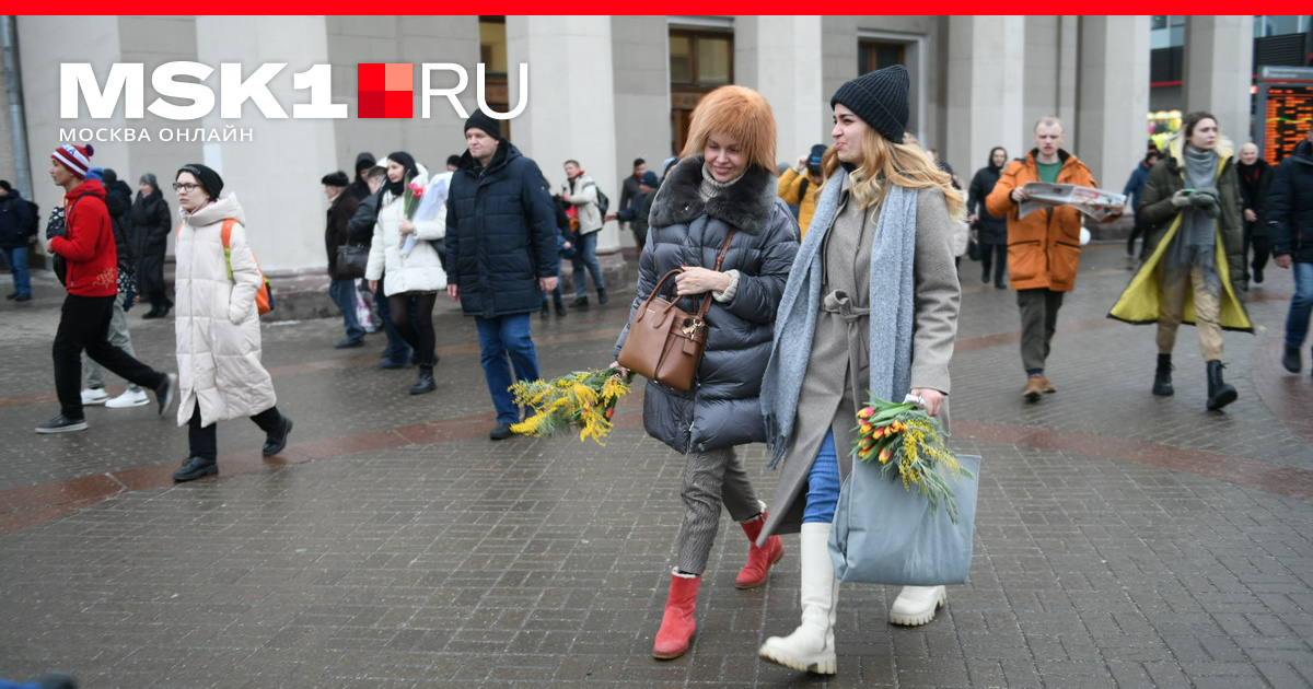 Люди любят стоят с букетами в метро